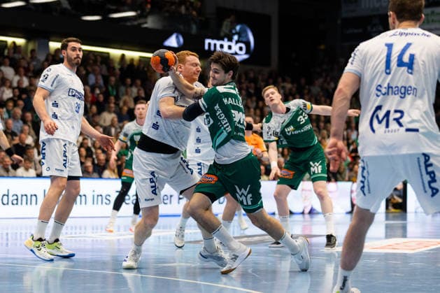 Nicolai THEILINGER (TBV Lemgo Lippe, 03), Ludvig HALLBAECK (FRISCH AUF! Goeppingen, 20) GER, FRISCH AUF! Goeppingen vs. TBV Lemgo, Handball, Bundesliga, 16. Spieltag, Spielzeit 2025 2026, 10.12.2025, GER, FRISCH AUF! Goeppingen vs. TBV Lemgo, Handball, Bundesliga, 16. Spieltag, Spielzeit 2025 2026, 10.12.2025, Goeppingen Copyright: xEibnerxPressefoto OliverxSchmidtx EP_OST
