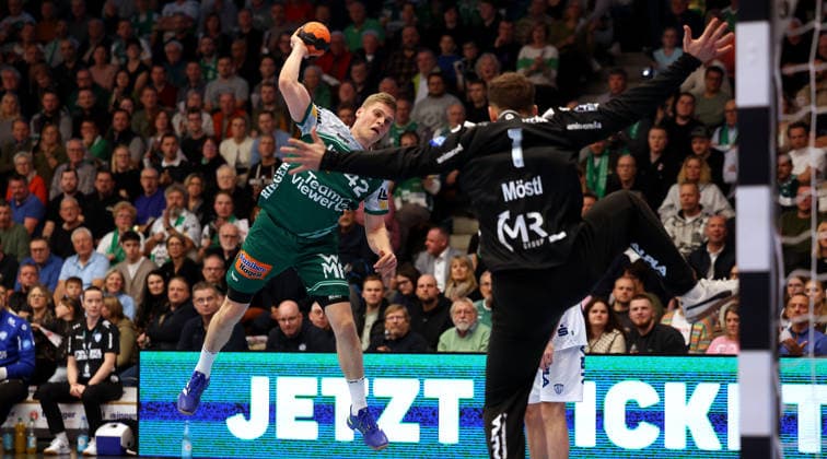 BAU 10.12.2025 Göppingen Handball Frisch Auf! Göppingen vs. TBV Lemgo Lippe, v.l. Martin Hanne (Göppingen), Constantin Möstl (Lemgo)