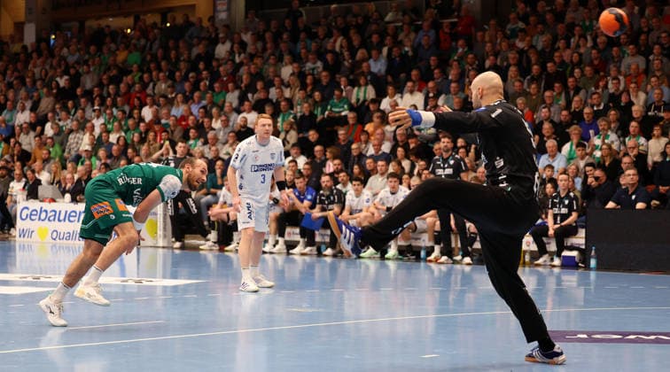 BAU 10.12.2025 Göppingen Handball Frisch Auf! Göppingen vs. TBV Lemgo Lippe, v.l. Marcel Schiller (Göppingen), Constantin Möstl (Lemgo)