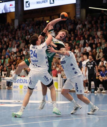 BAU 10.12.2025 Göppingen Handball Frisch Auf! Göppingen vs. TBV Lemgo Lippe, v.l. Joel Willecke (Lemgo), Victor Klöve (Göppingen), Frederik Simak (Lemgo)