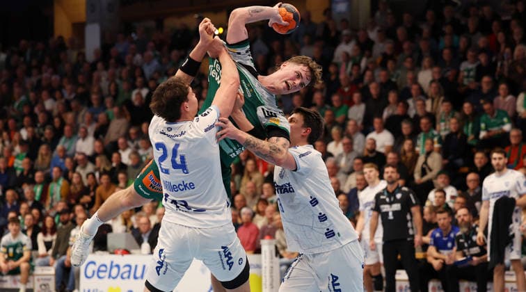 BAU 10.12.2025 Göppingen Handball Frisch Auf! Göppingen vs. TBV Lemgo Lippe, v.l. Joel Willecke (Lemgo), Victor Klöve (Göppingen), Frederik Simak (Lemgo)