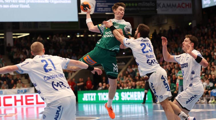BAU 10.12.2025 Göppingen Handball Frisch Auf! Göppingen vs. TBV Lemgo Lippe, Oskar Sunnefeldt (Göppingen, am Ball)