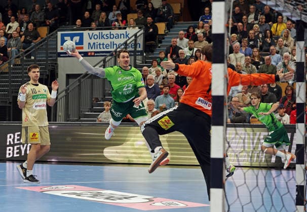 10.12.2025, xovx, Handball Daikin Handball Bundesliga, HSG Wetzlar - TSV Hannover-Burgdorf v.l. Renars Uscins (TSV Hannover-Burgdorf), Jona Schoch (HSG Wetzlar), Simon Gade (TSV Hannover-Burgdorf), Lion Zacharias (HSG Wetzlar) (DFL DFB REGULATIONS PROHIBIT ANY USE OF PHOTOGRAPHS as IMAGE SEQUENCES and or QUASI-VIDEO) Wetzlar Buderus-Arena Hessen Deutschland (DE)