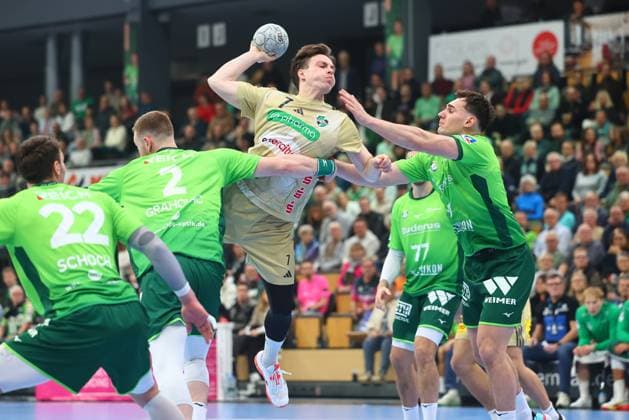 Torwurf von Leif Tissier (Hannover-Burgdorf) HSG Wetzlar vs TSV Hannover-Burgdorf, Handball, 1. Bundesliga, 10.12.2025 HSG Wetzlar vs TSV Hannover-Burgdorf, Handball, 1. Bundesliga, 10.12.2025 Wetzlar Copyright: xEibner-Pressefotox EP_RWS