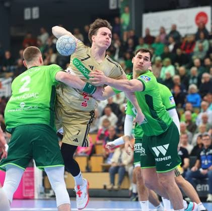 Leif Tissier (Hannover-Burgdorf) im Zweikampf mit Nikola Grahovac (Wetzlar, links) und Josip Simic (Wetzlar) HSG Wetzlar vs TSV Hannover-Burgdorf, Handball, 1. Bundesliga, 10.12.2025 HSG Wetzlar vs TSV Hannover-Burgdorf, Handball, 1. Bundesliga, 10.12.2025 Wetzlar Copyright: xEibner-Pressefotox EP_RWS