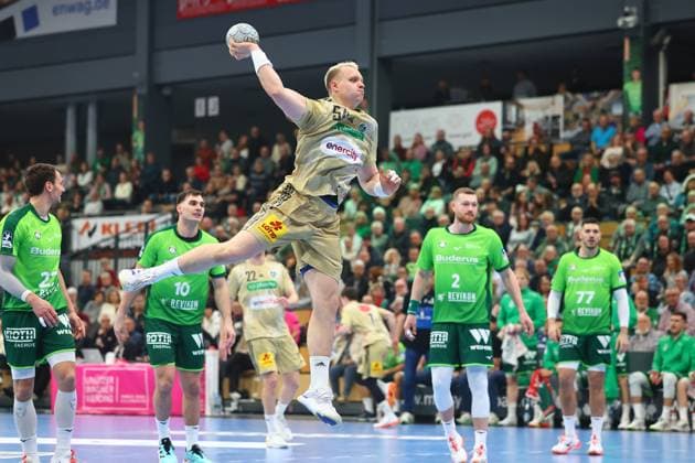 Torwurf von Justus Fischer (Hannover-Burgdorf) HSG Wetzlar vs TSV Hannover-Burgdorf, Handball, 1. Bundesliga, 10.12.2025 HSG Wetzlar vs TSV Hannover-Burgdorf, Handball, 1. Bundesliga, 10.12.2025 Wetzlar Copyright: xEibner-Pressefotox EP_RWS