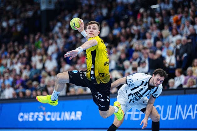 Wurf Tor Simone Mengon (TVB Stuttgart, 15) GER, THW Kiel vs. TVB Stuttgart, Handball, 1. Bundesliga, Spieltag 16, Saison 2025 2026, 10.12.2025 GER, THW Kiel vs. TVB Stuttgart, Handball, 1. Bundesliga, Spieltag 16, Saison 2025 2026, 10.12.2025 Kiel Copyright: xEibner-Pressefoto MarcelxvonxFehrnx EP_MFN