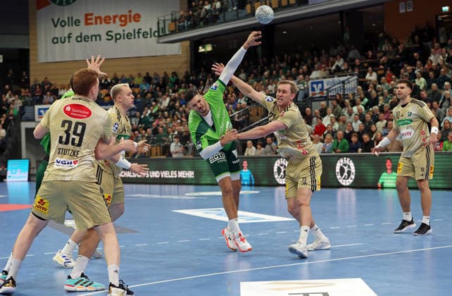 10.12.2025, xovx, Handball Daikin Handball Bundesliga, HSG Wetzlar - TSV Hannover-Burgdorf v.l. Lukas Stutzke (TSV Hannover-Burgdorf), Justus Fischer (TSV Hannover-Burgdorf), Stefan Cavor (HSG Wetzlar), Marian Michalczik (TSV Hannover-Burgdorf), Renars Uscins (TSV Hannover-Burgdorf) (DFL DFB REGULATIONS PROHIBIT ANY USE OF PHOTOGRAPHS as IMAGE SEQUENCES and or QUASI-VIDEO) Wetzlar Buderus-Arena Hessen Deutschland (DE)