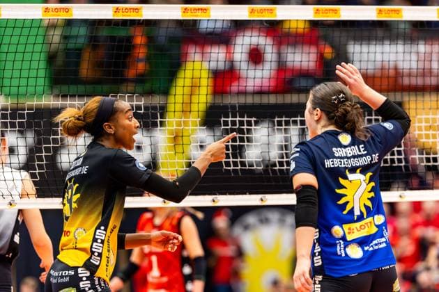 10.12.2025, GER, Volleyball, Frauen, Saison 25 26, ZOI DVV-Pokal, Halbfinale, VfB 91 Suhl Lotto Thueringen - Dresdner SC Sanaa Dotson (VfB Suhl Lotto Thueringen), Emma Sambale (VfB Suhl Lotto Thueringen) 98527 Suhl Sporthalle Wolfsgrube Thüringen Deutschland