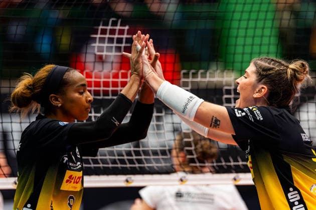 10.12.2025, GER, Volleyball, Frauen, Saison 25 26, ZOI DVV-Pokal, Halbfinale, VfB 91 Suhl Lotto Thueringen - Dresdner SC Sanaa Dotson (VfB Suhl Lotto Thueringen), Mackenzie Foley (VfB Suhl Lotto Thueringen) 98527 Suhl Sporthalle Wolfsgrube Thüringen Deutschland