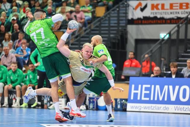Justus Fischer (Hannover-Burgdorf) im Zweikampf mit Stefan Cavor (Wetzlar, links) und David Cyrill Akakpo (Wetzlar) HSG Wetzlar vs TSV Hannover-Burgdorf, Handball, 1. Bundesliga, 10.12.2025 HSG Wetzlar vs TSV Hannover-Burgdorf, Handball, 1. Bundesliga, 10.12.2025 Wetzlar Copyright: xEibner-Pressefotox EP_RWS
