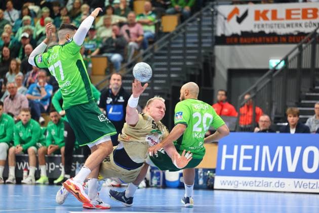 Justus Fischer (Hannover-Burgdorf) im Zweikampf mit Stefan Cavor (Wetzlar, links) und David Cyrill Akakpo (Wetzlar) HSG Wetzlar vs TSV Hannover-Burgdorf, Handball, 1. Bundesliga, 10.12.2025 HSG Wetzlar vs TSV Hannover-Burgdorf, Handball, 1. Bundesliga, 10.12.2025 Wetzlar Copyright: xEibner-Pressefotox EP_RWS