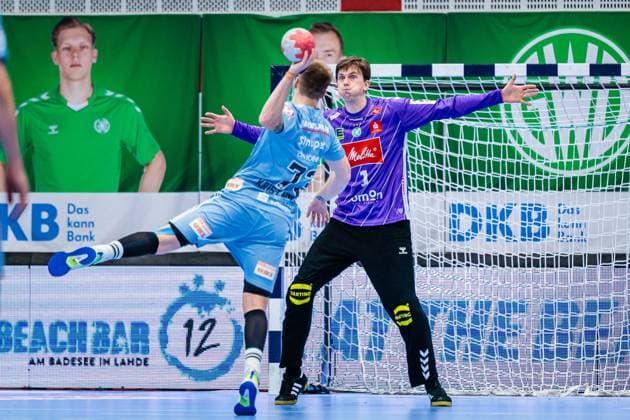 v.l. Viggo Kristjansson (HC Erlangen, 73), Malte Semisch (GWD Minden, 01) beim Siebenmeter 7 Meter Wurf GER, GWD Minden vs. HC Erlangen, Handball, 1. Bundesliga, 16. Spieltag, Spielzeit 2025 2026, 10.12.2025 GER, GWD Minden vs. HC Erlangen, Handball, 1. Bundesliga, 16. Spieltag, Spielzeit 2025 2026, 10.12.2025 Luebbecke Copyright: xEibner-Pressefoto JanxRollingerx EP_JSK