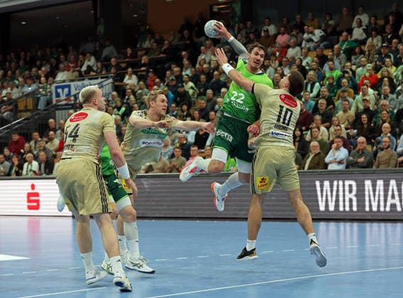 10.12.2025, xovx, Handball Daikin Handball Bundesliga, HSG Wetzlar - TSV Hannover-Burgdorf v.l. Justus Fischer (TSV Hannover-Burgdorf), Marian Michalczik (TSV Hannover-Burgdorf), Jona Schoch (HSG Wetzlar), Renars Uscins (TSV Hannover-Burgdorf) (DFL DFB REGULATIONS PROHIBIT ANY USE OF PHOTOGRAPHS as IMAGE SEQUENCES and or QUASI-VIDEO) Wetzlar Buderus-Arena Hessen Deutschland (DE)