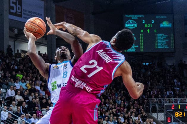 William Christmas (Frankfurt Skyliners, 08) vs Joel Sadu Aminu (Telekom Baskets Bonn, 21) Telekom Baskets Bonn vs. Frankfurt Skyliners, Basketball, easy Credit BBL, 11. Spieltag, 2025 2026, 10.12.2025 Telekom Baskets Bonn vs. Frankfurt Skyliners, Basketball, easy Credit BBL, 11. Spieltag, 2025 2026, 10.12.2025 Bonn Copyright: xEibner-Pressefoto GerhardxWingenderx EP_GWR