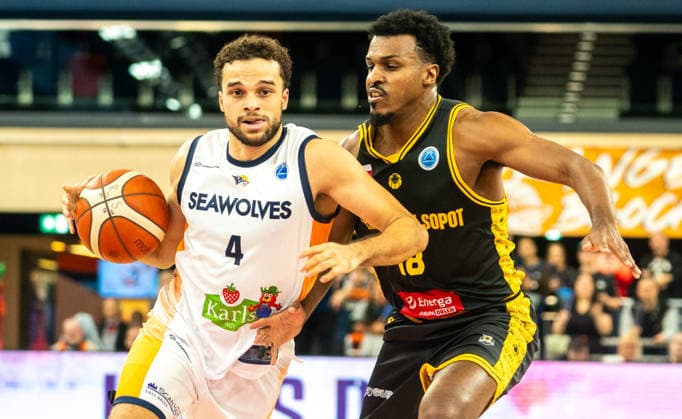 10.12.2025, Basketball, Herren, FIBA Europe Cup, Saison 2025 26, 2. Gruppenphase, Gruppe K, 1. Spieltag, Rostock Seawolves - Energa Trefi Sopot Elias Baguette (Rostock Seawolves, li.) gegen Raymond Cowels (Energa Trefi Sopot, re.) Rostock Stadthalle Mecklenburg-Vorpommern Deutschland