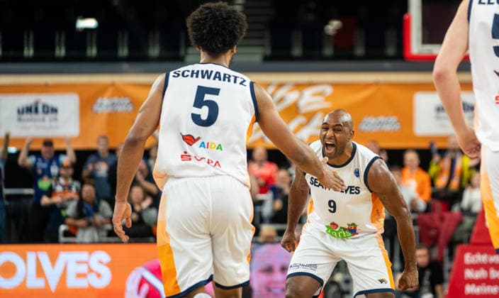10.12.2025, Basketball, Herren, FIBA Europe Cup, Saison 2025 26, 2. Gruppenphase, Gruppe K, 1. Spieltag, Rostock Seawolves - Energa Trefi Sopot DÂ Shawn Schwartz (Rostock Seawolves, li.) und DeAndre Lansdowne (Rostock Seawolves, re.) jubeln. Rostock Stadthalle Mecklenburg-Vorpommern Deutschland