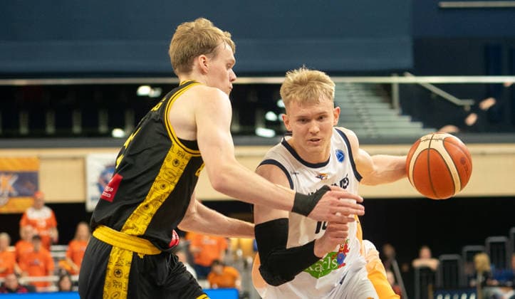 10.12.2025, Basketball, Herren, FIBA Europe Cup, Saison 2025 26, 2. Gruppenphase, Gruppe K, 1. Spieltag, Rostock Seawolves - Energa Trefi Sopot Åukasz Kolenda (Rostock Seawolves, re.) gegen Kasper Suurorg (Energa Trefi Sopot, li.) Rostock Stadthalle Mecklenburg-Vorpommern Deutschland