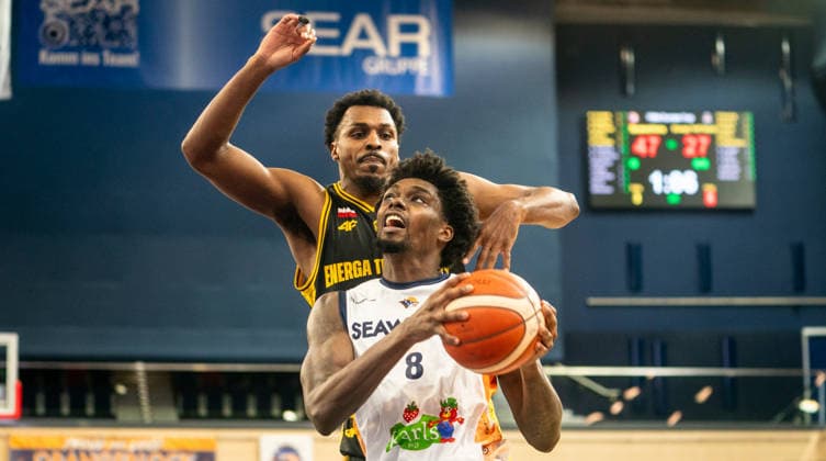 10.12.2025, Basketball, Herren, FIBA Europe Cup, Saison 2025 26, 2. Gruppenphase, Gruppe K, 1. Spieltag, Rostock Seawolves - Energa Trefi Sopot DÂ Shawn Schwartz (Rostock Seawolves, vorne) gegen Raymond Cowels (Energa Trefi Sopot, hinten) Rostock Stadthalle Mecklenburg-Vorpommern Deutschland