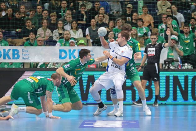 Handball DAIKIN HBL, SC DHfK Leipzig - HSV Hamburg; 10.12.2025 Andreas Magaard (4, HSV Hamburg) in der Zange zwischen Marko Mamic (14, SC DHfK Leipzig) und Matej Klima (13, SC DHfK Leipzig). Handball, DAIKIN HBL, 1. Bundesliga, Saison 2025 2026, 16. Spieltag: SC DHfK Leipzig vs. Handball Verein Hamburg am 10.12.2025 in der Quarterback Immobilien Arena Leipzig. Copyright: xBEAUTIFULxSPORTS JanxKaeferx