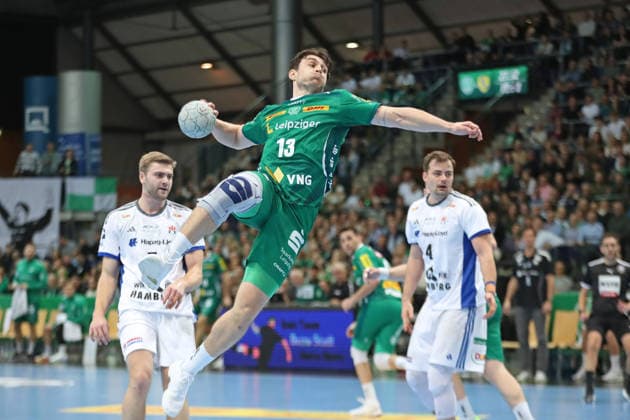 Handball DAIKIN HBL, SC DHfK Leipzig - HSV Hamburg; 10.12.2025 Matej Klima (13, SC DHfK Leipzig) fliegt zum Wurf heran. Handball, DAIKIN HBL, 1. Bundesliga, Saison 2025 2026, 16. Spieltag: SC DHfK Leipzig vs. Handball Verein Hamburg am 10.12.2025 in der Quarterback Immobilien Arena Leipzig. Copyright: xBEAUTIFULxSPORTS JanxKaeferx