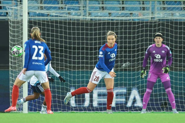 Football, Women s Champions League 2025 2026 Valerenga Paris FC Oslo 20251210 Valerenga s Arna Eiriksdottir during the Women s Champions League football match between Valerenga and Paris FC at Intility Arena Photo Thomas Andersen NTB Oslo Norway EDITORIAL USE ONLY RESTRICTED USE FOR BETTING COMPANIES  Copyright: xThomasxAndersenx xNTBx