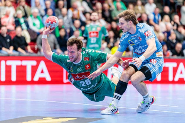 v.l. Tom Bergner (GWD Minden, 28), Christopher Bissel (HC Erlangen, 21) GER, GWD Minden vs. HC Erlangen, Handball, 1. Bundesliga, 16. Spieltag, Spielzeit 2025 2026, 10.12.2025 GER, GWD Minden vs. HC Erlangen, Handball, 1. Bundesliga, 16. Spieltag, Spielzeit 2025 2026, 10.12.2025 Luebbecke Copyright: xEibner-Pressefoto JanxRollingerx EP_JSK