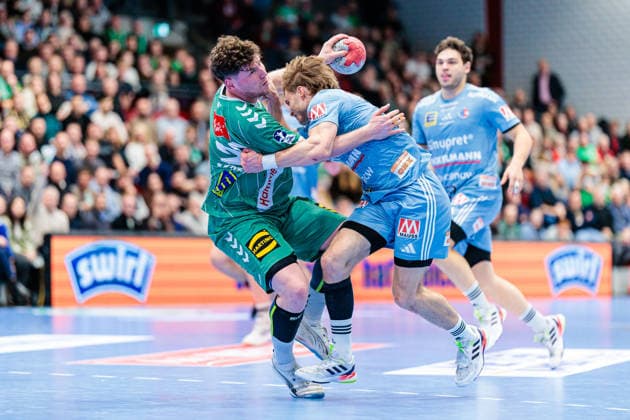 v.l. Philipp Vorlicek (GWD Minden, 22), Christopher Bissel (HC Erlangen, 21) GER, GWD Minden vs. HC Erlangen, Handball, 1. Bundesliga, 16. Spieltag, Spielzeit 2025 2026, 10.12.2025 GER, GWD Minden vs. HC Erlangen, Handball, 1. Bundesliga, 16. Spieltag, Spielzeit 2025 2026, 10.12.2025 Luebbecke Copyright: xEibner-Pressefoto JanxRollingerx EP_JSK