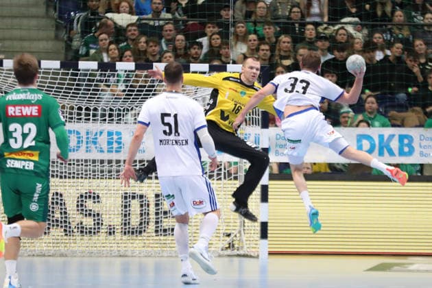 Handball DAIKIN HBL, SC DHfK Leipzig - HSV Hamburg; 10.12.2025 Moritz Sauter (33, HSV Hamburg) wirft gegen Torwart Tomas Mrkva (16, SC DHfK Leipzig). Handball, DAIKIN HBL, 1. Bundesliga, Saison 2025 2026, 16. Spieltag: SC DHfK Leipzig vs. Handball Verein Hamburg am 10.12.2025 in der Quarterback Immobilien Arena Leipzig. Copyright: xBEAUTIFULxSPORTS JanxKaeferx