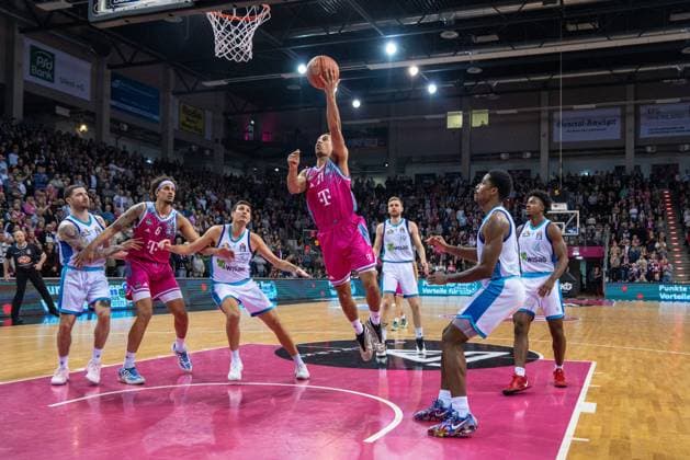Spielaktion mit Joel Aminu (21, Telekom Baskets Bonn) und Logan Johnson (0; Frankfurt Skyliners), Nahiem Alleyne (4; Frankfurt Skyliners), Till Pape (19; Frankfurt Skyliners) und Ryan Hawkins (33; Frankfurt Skyliners) Telekom Baskets Bonn vs Frankfurt Skyliners Copyright: xFeyzullahxGökalpx