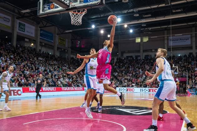 Joel Aminu (21, Telekom Baskets Bonn) mit Wurfversuch am Korb. Ryan Hawkins (33; Frankfurt Skyliners), Till Pape (19; Frankfurt Skyliners) und Logan Johnson (0; Frankfurt Skyliners) unter dem Korb. Telekom Baskets Bonn vs Frankfurt Skyliners Copyright: xFeyzullahxGökalpx