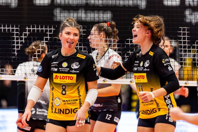 10.12.2025, GER, Volleyball, Frauen, Saison 25 26, ZOI DVV-Pokal, Halbfinale, VfB 91 Suhl Lotto Thueringen - Dresdner SC Mackenzie Foley (VfB Suhl Lotto Thueringen), Laura Berger (VfB Suhl Lotto Thueringen) 98527 Suhl Sporthalle Wolfsgrube Thüringen Deutschland