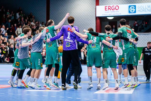 Die Mannschaft von GWD Minden jubelt freut sich nach 30:29 Sieg GER, GWD Minden vs. HC Erlangen, Handball, 1. Bundesliga, 16. Spieltag, Spielzeit 2025 2026, 10.12.2025 GER, GWD Minden vs. HC Erlangen, Handball, 1. Bundesliga, 16. Spieltag, Spielzeit 2025 2026, 10.12.2025 Luebbecke Copyright: xEibner-Pressefoto JanxRollingerx EP_JSK