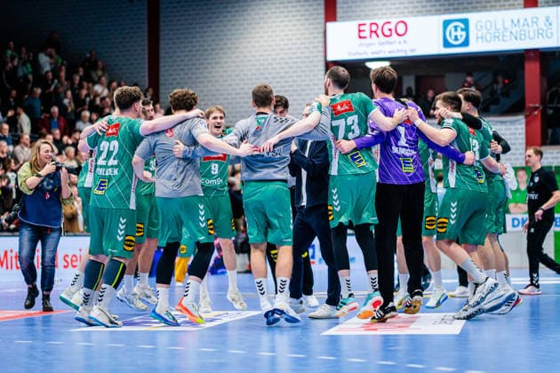 Die Mannschaft von GWD Minden jubelt freut sich nach 30:29 Sieg GER, GWD Minden vs. HC Erlangen, Handball, 1. Bundesliga, 16. Spieltag, Spielzeit 2025 2026, 10.12.2025 GER, GWD Minden vs. HC Erlangen, Handball, 1. Bundesliga, 16. Spieltag, Spielzeit 2025 2026, 10.12.2025 Luebbecke Copyright: xEibner-Pressefoto JanxRollingerx EP_JSK