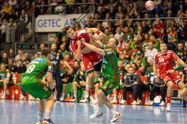 Deutschland: HBL DAIKIN Handball Bundesliga 2025 26, 16. Spieltag - SC Magdeburg vs MT Melsungen - GETEC Arena (Magdeburg): Nikolaj Enderleit (MT Melsungen, 4) Omar Ingi Magnusson (SC Magdeburg, 14) Elvar Örn Jonsson (SC Magdeburg, 19) Copyright: xTomxLauruschkatx
