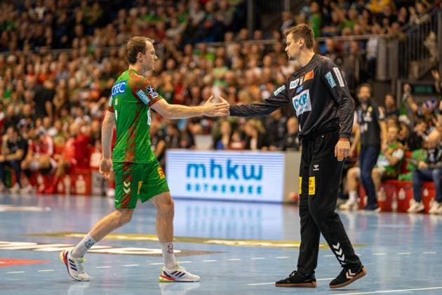 Deutschland: HBL DAIKIN Handball Bundesliga 2025 26, 16. Spieltag - SC Magdeburg vs MT Melsungen - GETEC Arena (Magdeburg): Sergey Hernandez Ferrer (SC Magdeburg, 1) Felix Claar (SC Magdeburg, 7) Copyright: xTomxLauruschkatx