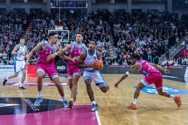 William Christmas (Frankfurt Skyliners, 08) setzt sich gegen Alijah Comithier (Telekom Baskets Bonn, 02), Michael Kessens (Telekom Baskets Bonn, 06), Zach Cooks (Telekom Baskets Bonn, 03) durch Telekom Baskets Bonn vs. Frankfurt Skyliners, Basketball, easy Credit BBL, 11. Spieltag, 2025 2026, 10.12.2025 Telekom Baskets Bonn vs. Frankfurt Skyliners, Basketball, easy Credit BBL, 11. Spieltag, 2025 2026, 10.12.2025 Bonn Copyright: xEibner-Pressefoto GerhardxWingenderx EP_GWR