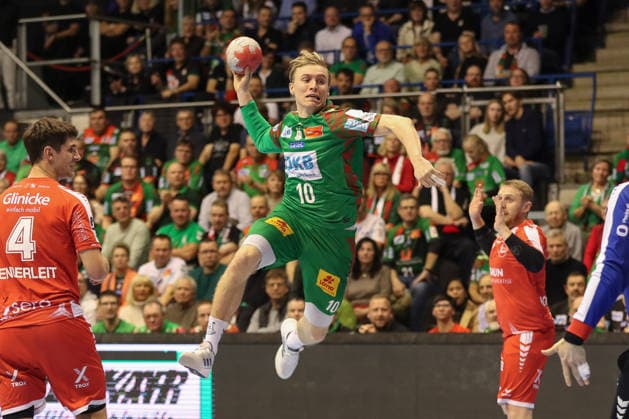 10.12.2025, xgox, Handball - Daikin HBL SC Magdeburg - MT Melsungen emspor, v.l. Gisli Thorgeir Kristjansson (Magdeburg, 10) wirft Tor, Torschuetze, erzielt Tor, Treffer, scores the goal Magdeburg