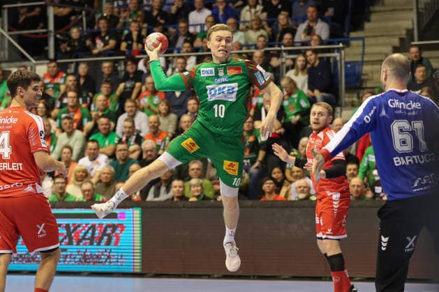 10.12.2025, xgox, Handball - Daikin HBL SC Magdeburg - MT Melsungen emspor, v.l. Gisli Thorgeir Kristjansson (Magdeburg, 10) wirft Tor, Torschuetze, erzielt Tor, Treffer, scores the goal Magdeburg