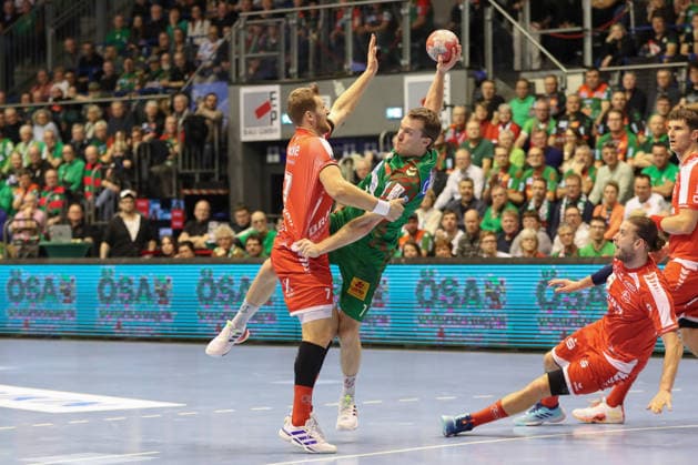 10.12.2025, xgox, Handball - Daikin HBL SC Magdeburg - MT Melsungen emspor, v.l. David Mandic (Melsungen, 7), Felix Claar (Magdeburg, 7) Zweikampf, Duell, Kampf, tackle Magdeburg