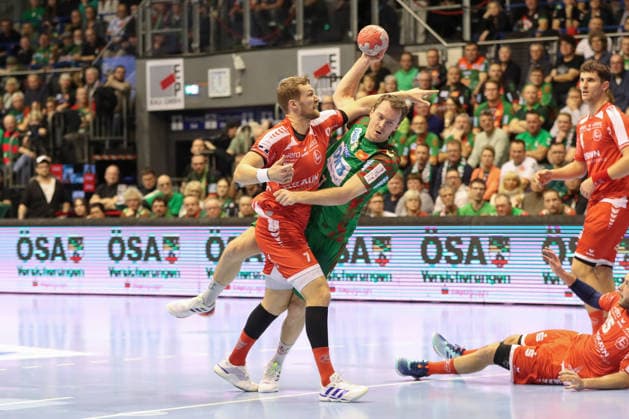 10.12.2025, xgox, Handball - Daikin HBL SC Magdeburg - MT Melsungen emspor, v.l. David Mandic (Melsungen, 7), Felix Claar (Magdeburg, 7) Zweikampf, Duell, Kampf, tackle Magdeburg