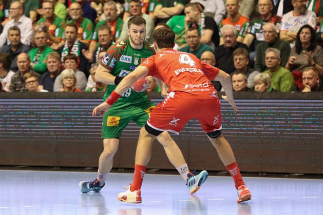 10.12.2025, xgox, Handball - Daikin HBL SC Magdeburg - MT Melsungen emspor, v.l. Elvar Oern Jonsson (Magdeburg, 19), Nikolaj Enderleit (Melsungen, 4) Zweikampf, Duell, Kampf, tackle Magdeburg