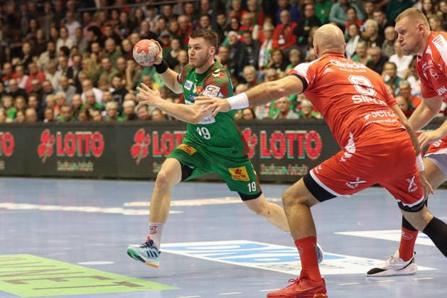 10.12.2025, xgox, Handball - Daikin HBL SC Magdeburg - MT Melsungen emspor, v.l. Elvar Oern Jonsson (Magdeburg, 19) am Ball, plays the ball Magdeburg