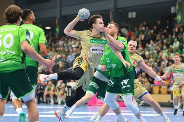 Torwurf von Leif Tissier (Hannover-Burgdorf) im Zweikampf mit Nikola Grahovac (Wetzlar) HSG Wetzlar vs TSV Hannover-Burgdorf, Handball, 1. Bundesliga, 10.12.2025 HSG Wetzlar vs TSV Hannover-Burgdorf, Handball, 1. Bundesliga, 10.12.2025 Wetzlar Copyright: xEibner-Pressefotox EP_RWS