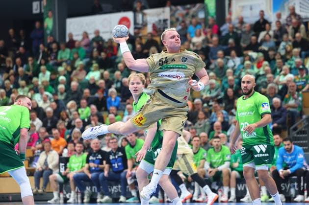 Torwurf von Justus Fischer (Hannover-Burgdorf) HSG Wetzlar vs TSV Hannover-Burgdorf, Handball, 1. Bundesliga, 10.12.2025 HSG Wetzlar vs TSV Hannover-Burgdorf, Handball, 1. Bundesliga, 10.12.2025 Wetzlar Copyright: xEibner-Pressefotox EP_RWS