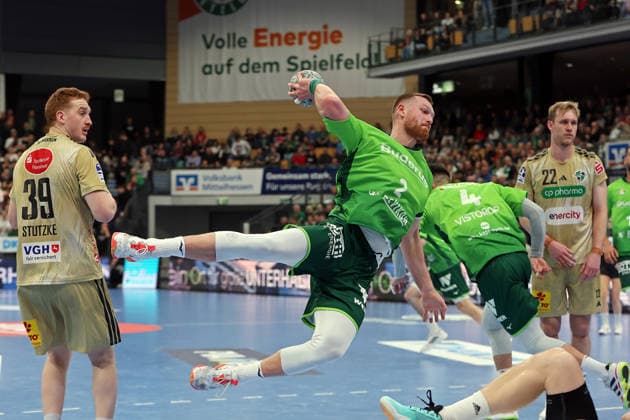 10.12.2025, xovx, Handball Daikin Handball Bundesliga, HSG Wetzlar - TSV Hannover-Burgdorf v.l. Lukas Stutzke (TSV Hannover-Burgdorf), Nikola Grahovac (HSG Wetzlar), Filip Vistorop (HSG Wetzlar), Marian Michalczik (TSV Hannover-Burgdorf) (DFL DFB REGULATIONS PROHIBIT ANY USE OF PHOTOGRAPHS as IMAGE SEQUENCES and or QUASI-VIDEO) Wetzlar Buderus-Arena Hessen Deutschland (DE)