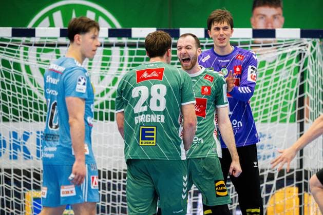 10.12.2025 - Handball, 2025 2026, 1. Bundesliga, 16. Spieltag, GWD Minden - HC Erlangen: (L-R) Florian Scheerer (Erlangen), Tom Bergner (Minden), Alexander Weck (Minden), Malte Semisch (Minden)