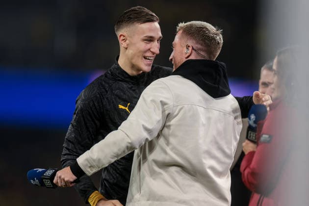 10.12.2025, Fussball, Saison 2025 2026, UEFA Champions League, Spieltag 6, Borussia Dortmund - FK Bodo Glimt, v. l. Nico Schlotterbeck (Borussia Dortmund) umarmt Marco Reus (LA Galaxy), Dortmund Signal Iduna Park NRW Deutschland xRHR-FOTO DEx Copyright: DennisxEwert RHR-FOTOx RHR-FOTO DE