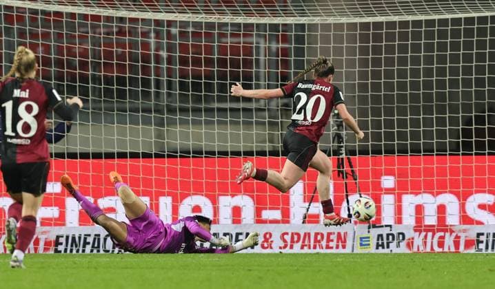 10.12.2025 - Fussball - Saison 2025 2026 - 1. Frauen - Fussball - Bundesliga - 11. Spieltag: 1. FC Nürnberg FCN ( Club ) - SG Eintracht Frankfurt SGE - Sportfoto Zink DaMa - xdaxmax - Tor Treffer Torschuß zum 4:1 - Torschütze Jacqueline Baumgärtel Baumgaertel (20, 1. FC Nürnberg FCN ) gegen Lina Altenburg (12, Eintracht Frankfurt )