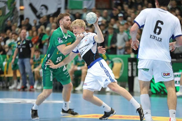 Handball DAIKIN HBL, SC DHfK Leipzig - HSV Hamburg; 10.12.2025 Frederik Bo Andersen (21, HSV Hamburg) wird von William Bogojevic (20, SC DHfK Leipzig) gepackt. Handball, DAIKIN HBL, 1. Bundesliga, Saison 2025 2026, 16. Spieltag: SC DHfK Leipzig vs. Handball Verein Hamburg am 10.12.2025 in der Quarterback Immobilien Arena Leipzig. Copyright: xBEAUTIFULxSPORTS JanxKaeferx